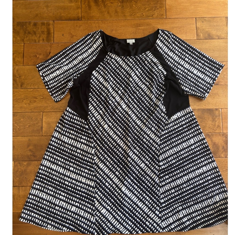 Avenue Plus Size 26/28 Black White Geometric Dash Print Short Sleeve Dress 6560